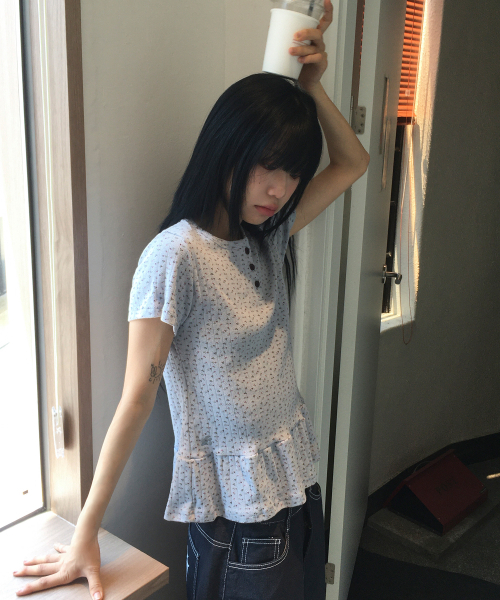 SLEEKGLOW（スリック グロウ）の「Flower Button Frill T-Shirt[Light Blue]（Tシャツ/カットソー・レディース・その他・FREE）」の2枚目の写真