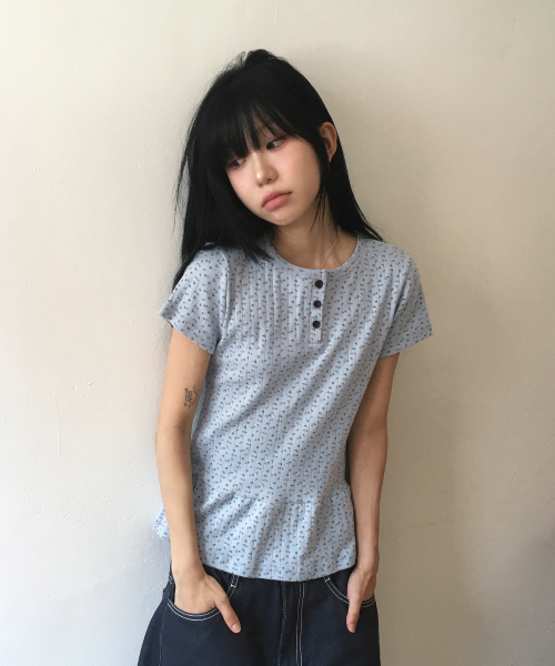 SLEEKGLOW（スリック グロウ）の「Flower Button Frill T-Shirt[Light Blue]（Tシャツ/カットソー・レディース・その他・FREE）」の3枚目の写真