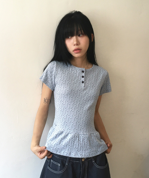 SLEEKGLOW（スリック グロウ）の「Flower Button Frill T-Shirt[Light Blue]（Tシャツ/カットソー・レディース・その他・FREE）」の4枚目の写真