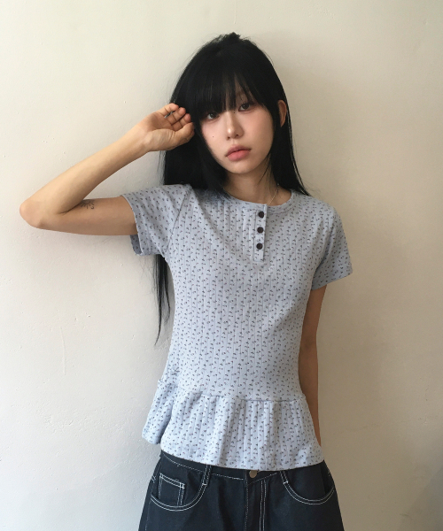 SLEEKGLOW（スリック グロウ）の「Flower Button Frill T-Shirt[Light Blue]（Tシャツ/カットソー・レディース・その他・FREE）」の5枚目の写真