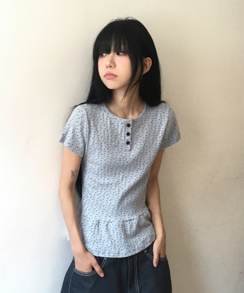 SLEEKGLOW（スリック グロウ）の「Flower Button Frill T-Shirt[Light Blue]（Tシャツ/カットソー・レディース・その他・FREE）」の6枚目の写真