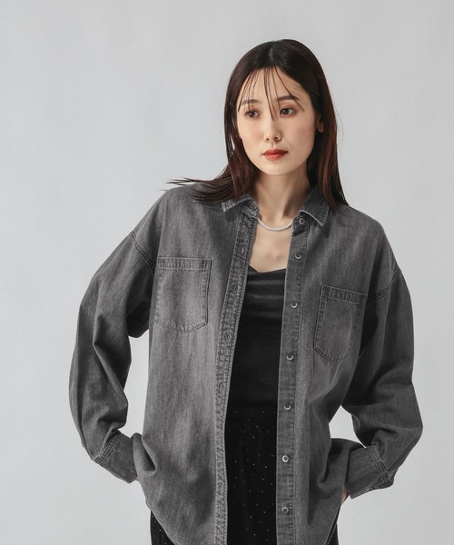 GLOBAL WORK(グローバルワーク)の「GOODデニムシャツ長袖/798072(シャツ/ブラウス・レディース・チャコールグレー/ブルー系その他6/サックスブルー・FREE)」の2枚目の写真