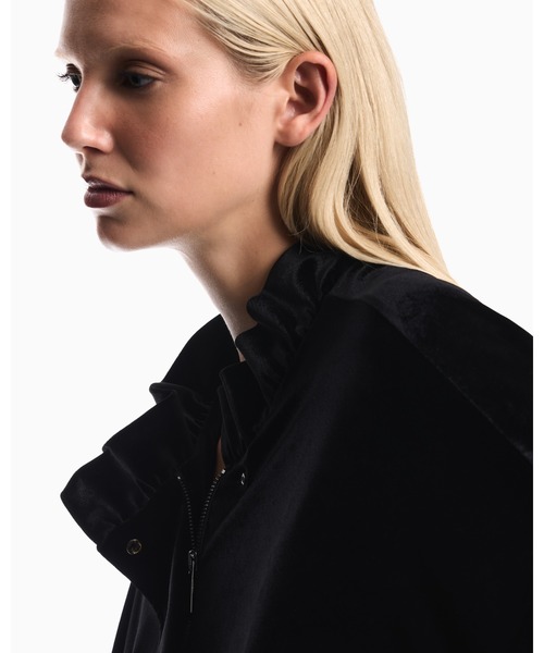 EMPORIO ARMANI(エンポリオアルマーニ)の「【エンポリオ アルマーニ】レギュラーフィット ブルゾン ベルベット フリルハイネック(ブルゾン・レディース・ブラック・42/40/38)」の5枚目の写真