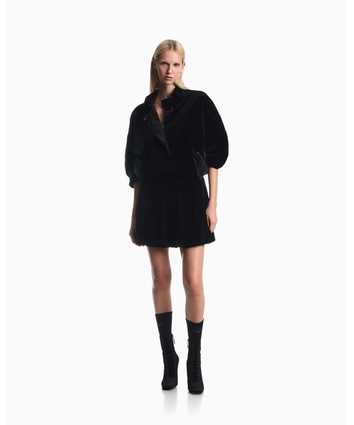 EMPORIO ARMANI(エンポリオアルマーニ)の「【エンポリオ アルマーニ】レギュラーフィット ブルゾン ベルベット フリルハイネック(ブルゾン・レディース・ブラック・42/40/38)」の2枚目の写真