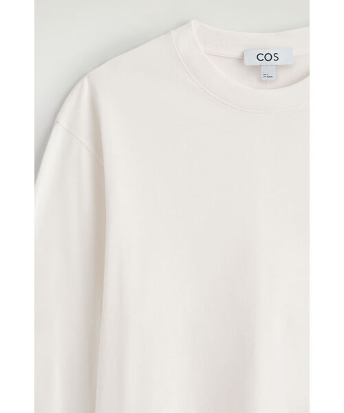 COS（コス）の「ブラッシュドコットン 長袖Tシャツ（Tシャツ/カットソー・レディース・ホワイト系/ブラック/グレー系その他・S/XS/M/L/XL）」の16枚目の写真