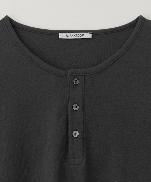 BLANKROOM(ブランクルーム)の「ノーブルヘンリーネックTシャツ_CHARCOAL(Tシャツ/カットソー・メンズ・その他・1/2/3)」の2枚目の写真