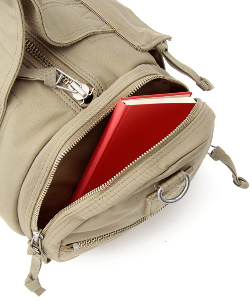 PORTER(ポーター)の「PORTER PEACE BOSTON BAG MEDIUM <B印 YOSHIDA SELECT>(ボストンバッグ・メンズ・ブラック/ベージュ/オリーブ・ONE SIZE)」の22枚目の写真