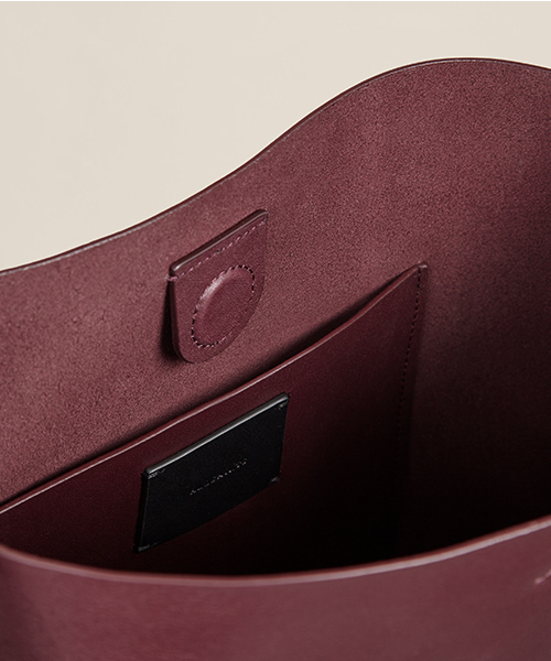 ALLSAINTS(オールセインツ)の「KEPI SHOULDER BAG | 2WAYショルダーバッグ(ショルダーバッグ・レディース・ブラック/レッド・ONE SIZE)」の16枚目の写真