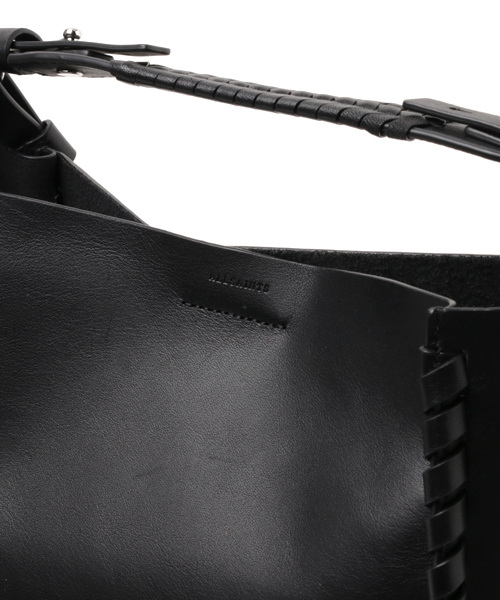 ALLSAINTS(オールセインツ)の「KEPI SHOULDER BAG | 2WAYショルダーバッグ(ショルダーバッグ・レディース・ブラック/レッド・ONE SIZE)」の4枚目の写真