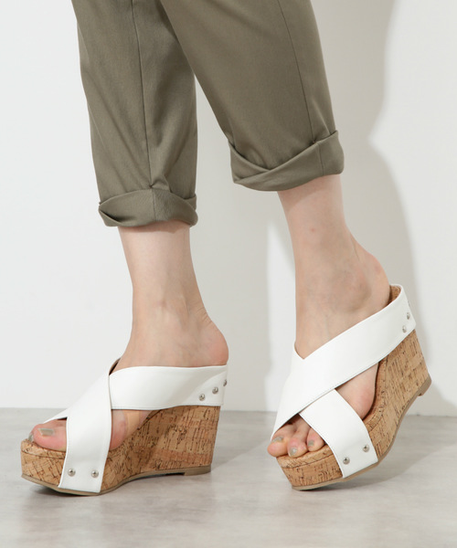 NATURAL BEAUTY BASIC(ナチュラルビューティーベーシック)の「クロスコルクミュール(サンダル・レディース・ホワイト/ベージュ系その他/ピンク・LARGE/MEDIUM/SMALL)」の2枚目の写真