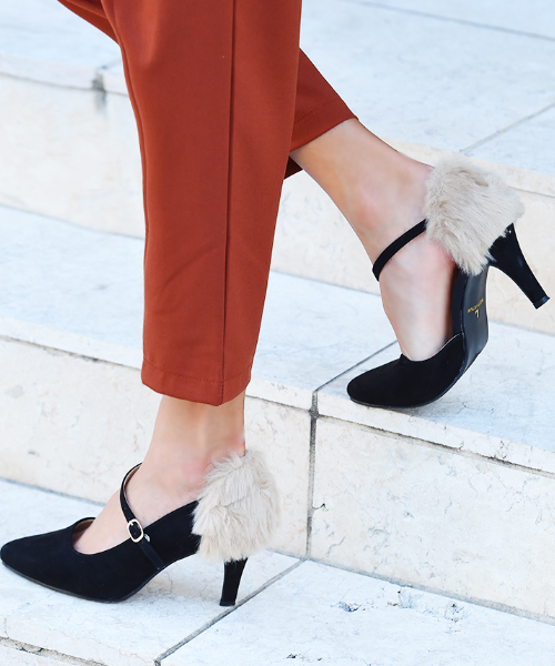 Luz Llena（ラズレナ）の「[7.5cmヒール]ファー付・ストラップパンプス（パンプス・レディース・ブラック/グレー/キャメル・MEDIUM/LARGE/SMALL）」の2枚目の写真