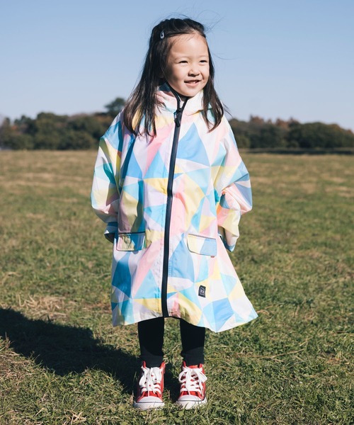 KiU(キウ)の「リフレクター付き キッズ スリーブレインポンチョ for kids【A】(レインコート/ポンチョ・キッズ・ブラック/オフホワイト/ホワイト系その他/ドット/パープル系その他/カーキ/マルチ/ブラック系その他/ブラック系その他2/ブルー系その他/タイガーカモ・MEDIUM/LARGE)」の9枚目の写真
