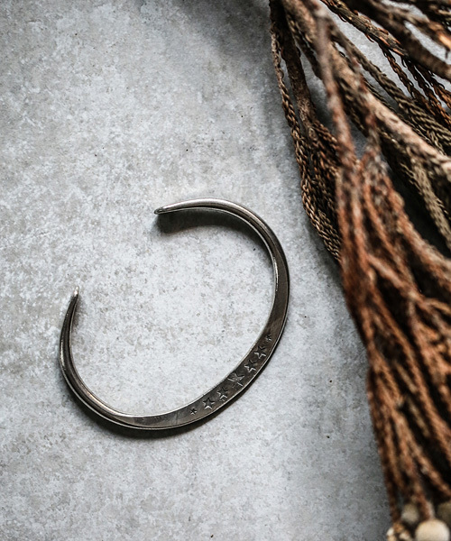 amp japan(アンプジャパン)の「Large Star Hammered Bangle -narrow-(ラージスター ハンマード ナローバングル)(バングル/リストバンド・メンズ・シルバー・SMALL/MEDIUM)」の1枚目の写真