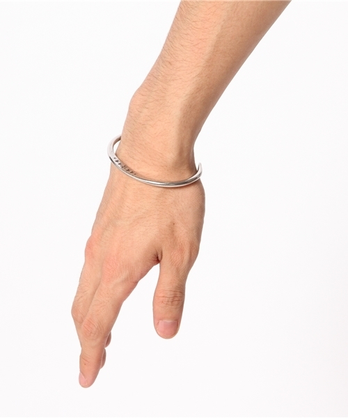 amp japan(アンプジャパン)の「Large Star Hammered Bangle -narrow-(ラージスター ハンマード ナローバングル)(バングル/リストバンド・メンズ・シルバー・SMALL/MEDIUM)」の2枚目の写真