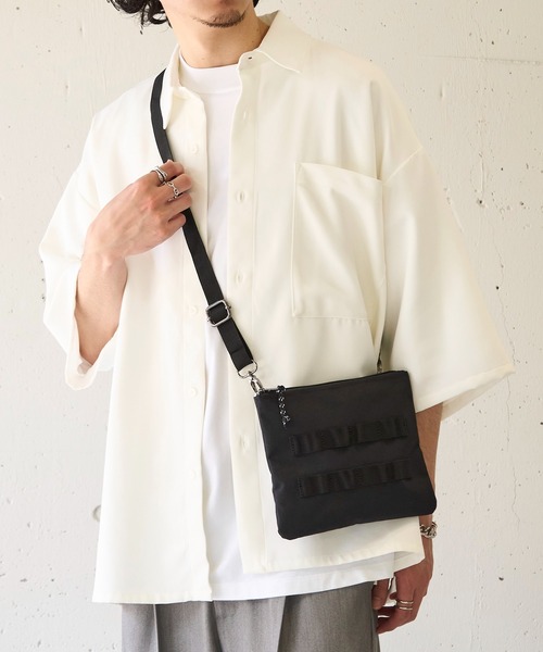 MAISON CLUB（メゾンクラブ）の「【MAISON CLUB】ミリタリーショルダーバック サコッシュ　/M-65 MA-1　スマホショルダー　ミニショルダー　軽量 /撥水（ショルダーバッグ・メンズ・ブラック/ネイビー/オフホワイト/グレー/モカ/グレー系その他2/ブラック系その他2/カーキ・FREE）」の4枚目の写真