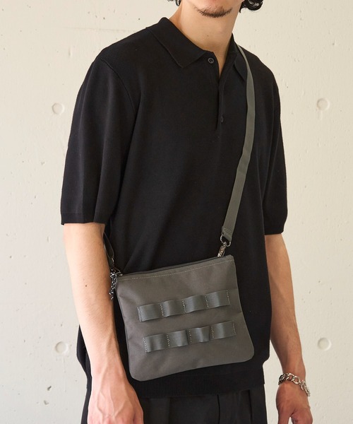 MAISON CLUB（メゾンクラブ）の「【MAISON CLUB】ミリタリーショルダーバック サコッシュ　/M-65 MA-1　スマホショルダー　ミニショルダー　軽量 /撥水（ショルダーバッグ・メンズ・ブラック/ネイビー/オフホワイト/グレー/モカ/グレー系その他2/ブラック系その他2/カーキ・FREE）」の6枚目の写真