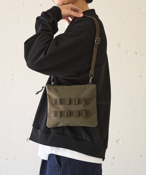 MAISON CLUB（メゾンクラブ）の「【MAISON CLUB】ミリタリーショルダーバック サコッシュ　/M-65 MA-1　スマホショルダー　ミニショルダー　軽量 /撥水（ショルダーバッグ・メンズ・ブラック/ネイビー/オフホワイト/グレー/モカ/グレー系その他2/ブラック系その他2/カーキ・FREE）」の10枚目の写真