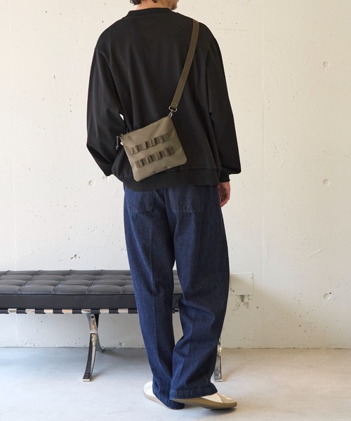 MAISON CLUB（メゾンクラブ）の「【MAISON CLUB】ミリタリーショルダーバック サコッシュ　/M-65 MA-1　スマホショルダー　ミニショルダー　軽量 /撥水（ショルダーバッグ・メンズ・ブラック/ネイビー/オフホワイト/グレー/モカ/グレー系その他2/ブラック系その他2/カーキ・FREE）」の12枚目の写真