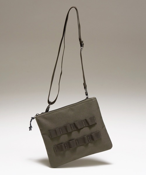 MAISON CLUB（メゾンクラブ）の「【MAISON CLUB】ミリタリーショルダーバック サコッシュ　/M-65 MA-1　スマホショルダー　ミニショルダー　軽量 /撥水（ショルダーバッグ・メンズ・ブラック/ネイビー/オフホワイト/グレー/モカ/グレー系その他2/ブラック系その他2/カーキ・FREE）」の13枚目の写真