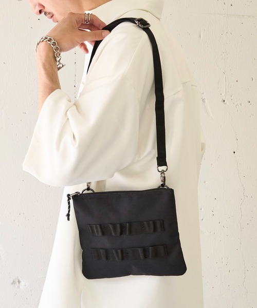 MAISON CLUB（メゾンクラブ）の「【MAISON CLUB】ミリタリーショルダーバック サコッシュ　/M-65 MA-1　スマホショルダー　ミニショルダー　軽量 /撥水（ショルダーバッグ・メンズ・ブラック/ネイビー/オフホワイト/グレー/モカ/グレー系その他2/ブラック系その他2/カーキ・FREE）」の9枚目の写真