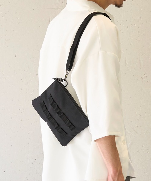 MAISON CLUB（メゾンクラブ）の「【MAISON CLUB】ミリタリーショルダーバック サコッシュ　/M-65 MA-1　スマホショルダー　ミニショルダー　軽量 /撥水（ショルダーバッグ・メンズ・ブラック/ネイビー/オフホワイト/グレー/モカ/グレー系その他2/ブラック系その他2/カーキ・FREE）」の14枚目の写真