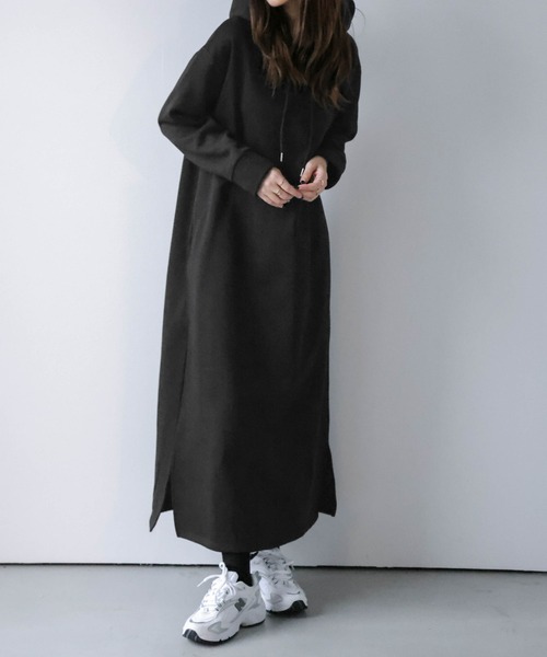 SUGAR BISKET（シュガービスケット）の「裏起毛フードパーカー（ワンピース・レディース・チャコールグレー/ブラック/アイボリー/チョコ/テラコッタ・フリー）」の3枚目の写真