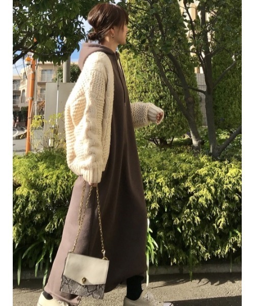 SUGAR BISKET（シュガービスケット）の「裏起毛フードパーカー（ワンピース・レディース・チャコールグレー/ブラック/アイボリー/チョコ/テラコッタ・フリー）」の19枚目の写真