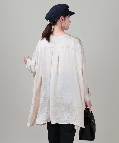 HONEYSUCKLE ROSE（ハニーサックルローズ）の「【HONEYSUCKLE ROSE】バンドカラーサテンシャツ（シャツ/ブラウス・レディース・オフホワイト/ブラウン/グレー・M/L）」の9枚目の写真