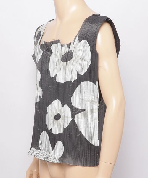 BOTTER（ボッター）の「【BOTTER】 PLEATED BAG TOP WITH WHITE FLOWER PRINT（Tシャツ/カットソー・メンズ・グレー・50）」の5枚目の写真