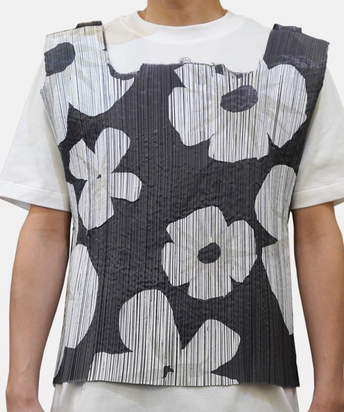 BOTTER（ボッター）の「【BOTTER】 PLEATED BAG TOP WITH WHITE FLOWER PRINT（Tシャツ/カットソー・メンズ・グレー・50）」の6枚目の写真