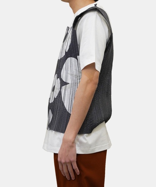 BOTTER（ボッター）の「【BOTTER】 PLEATED BAG TOP WITH WHITE FLOWER PRINT（Tシャツ/カットソー・メンズ・グレー・50）」の2枚目の写真