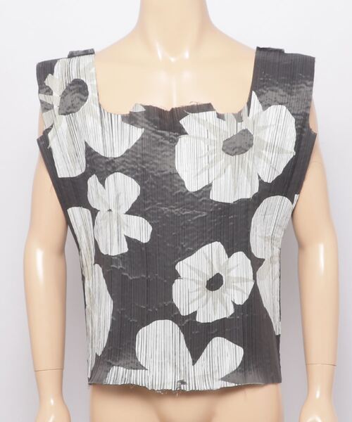 BOTTER（ボッター）の「【BOTTER】 PLEATED BAG TOP WITH WHITE FLOWER PRINT（Tシャツ/カットソー・メンズ・グレー・50）」の9枚目の写真