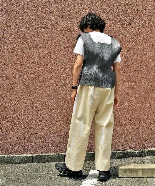 BOTTER（ボッター）の「【BOTTER】 PLEATED BAG TOP WITH WHITE FLOWER PRINT（Tシャツ/カットソー・メンズ・グレー・50）」の11枚目の写真