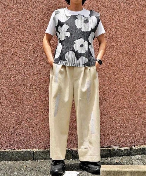 BOTTER（ボッター）の「【BOTTER】 PLEATED BAG TOP WITH WHITE FLOWER PRINT（Tシャツ/カットソー・メンズ・グレー・50）」の10枚目の写真