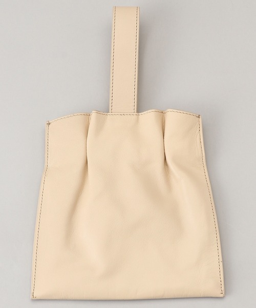 PUBLUX(パブリュクス)の「【SALEM LILY/サーレムリリー】スクエアミニワンハンドルレザーバッグ(ショルダーバッグ・レディース・ブラック/ベージュ・ONE SIZE)」の4枚目の写真