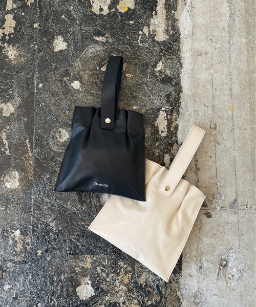 PUBLUX(パブリュクス)の「【SALEM LILY/サーレムリリー】スクエアミニワンハンドルレザーバッグ(ショルダーバッグ・レディース・ブラック/ベージュ・ONE SIZE)」の3枚目の写真