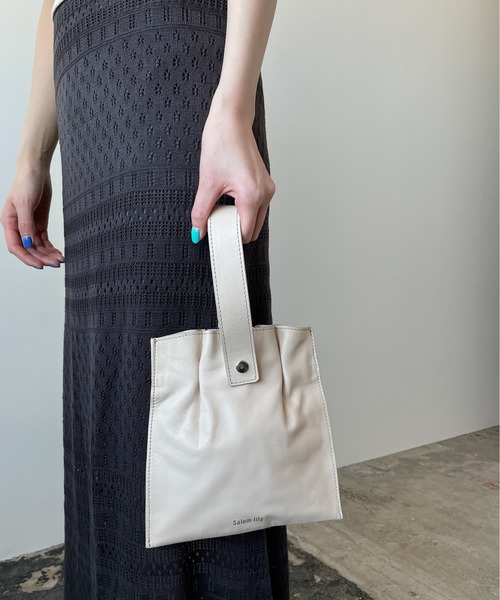 PUBLUX(パブリュクス)の「【SALEM LILY/サーレムリリー】スクエアミニワンハンドルレザーバッグ(ショルダーバッグ・レディース・ブラック/ベージュ・ONE SIZE)」の10枚目の写真