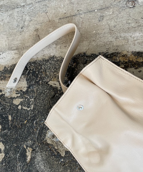 PUBLUX(パブリュクス)の「【SALEM LILY/サーレムリリー】スクエアミニワンハンドルレザーバッグ(ショルダーバッグ・レディース・ブラック/ベージュ・ONE SIZE)」の5枚目の写真