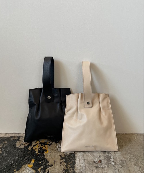 PUBLUX(パブリュクス)の「【SALEM LILY/サーレムリリー】スクエアミニワンハンドルレザーバッグ(ショルダーバッグ・レディース・ブラック/ベージュ・ONE SIZE)」の7枚目の写真