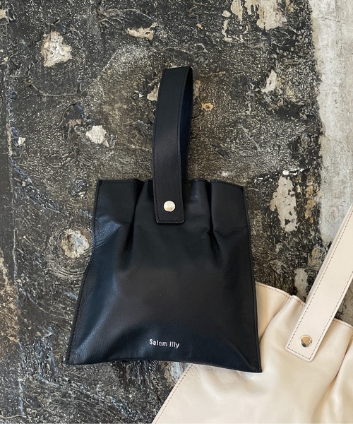 PUBLUX(パブリュクス)の「【SALEM LILY/サーレムリリー】スクエアミニワンハンドルレザーバッグ(ショルダーバッグ・レディース・ブラック/ベージュ・ONE SIZE)」の16枚目の写真