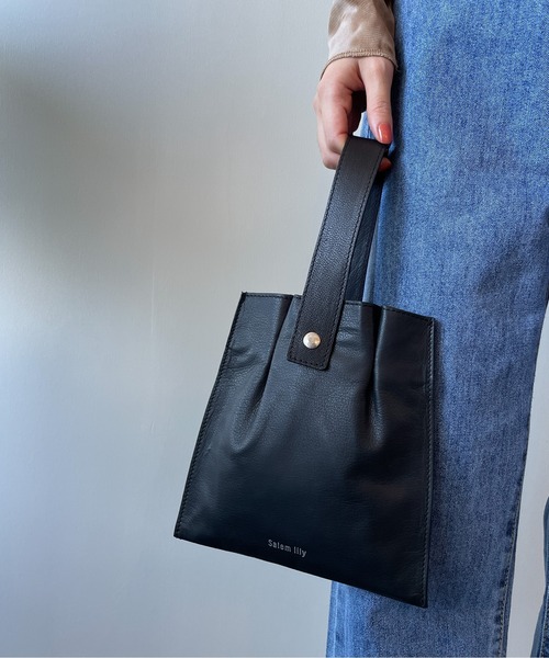 PUBLUX(パブリュクス)の「【SALEM LILY/サーレムリリー】スクエアミニワンハンドルレザーバッグ(ショルダーバッグ・レディース・ブラック/ベージュ・ONE SIZE)」の15枚目の写真