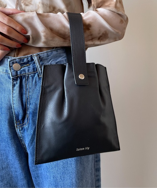 PUBLUX(パブリュクス)の「【SALEM LILY/サーレムリリー】スクエアミニワンハンドルレザーバッグ(ショルダーバッグ・レディース・ブラック/ベージュ・ONE SIZE)」の14枚目の写真