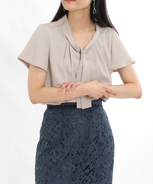 TRUDEA(トルディア)の「とろみボウタイブラウス(シャツ/ブラウス・レディース・ベージュ/ネイビー/ホワイト/グレイッシュベージュ/ミント・LARGE/MEDIUM)」の4枚目の写真