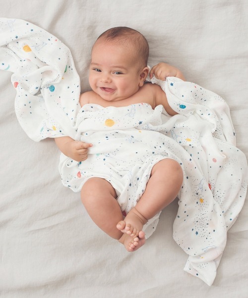 aden + anais （エイデンアンドアネイ）の「スワドル 3枚入り（おくるみ・キッズ・スカイブルー/ローズ/ホワイト×ピンク/ホワイト×ブラウン・FREE）」の9枚目の写真