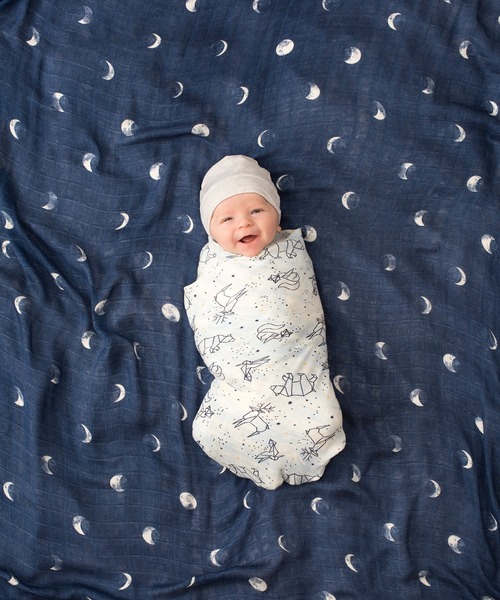 aden + anais （エイデンアンドアネイ）の「スワドル 3枚入り（おくるみ・キッズ・スカイブルー/ローズ/ホワイト×ピンク/ホワイト×ブラウン・FREE）」の10枚目の写真