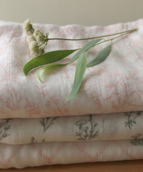 aden + anais （エイデンアンドアネイ）の「スワドル 3枚入り（おくるみ・キッズ・スカイブルー/ローズ/ホワイト×ピンク/ホワイト×ブラウン・FREE）」の14枚目の写真