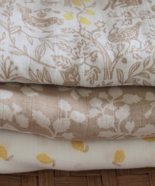 aden + anais （エイデンアンドアネイ）の「スワドル 3枚入り（おくるみ・キッズ・スカイブルー/ローズ/ホワイト×ピンク/ホワイト×ブラウン・FREE）」の18枚目の写真