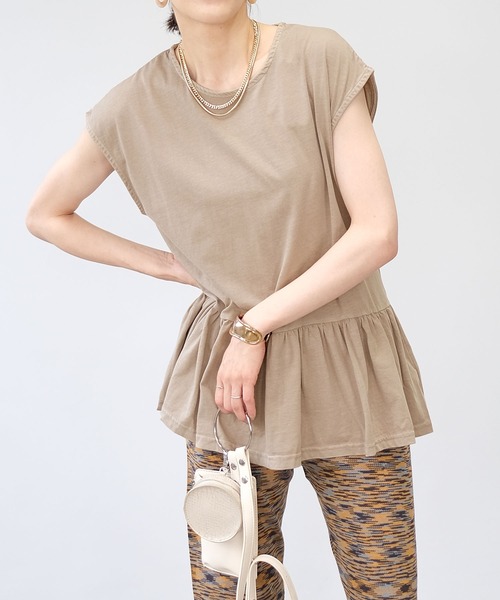 ＡＮＤＪ（アンドジェイ）の「フリル切替ピグメント加工フレンチスリーブTシャツチュニック（Tシャツ/カットソー・レディース・ブラウン/チャコール/ベージュ/ネイビー・M）」の3枚目の写真