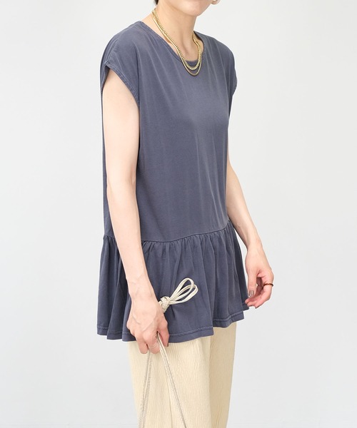 ＡＮＤＪ（アンドジェイ）の「フリル切替ピグメント加工フレンチスリーブTシャツチュニック（Tシャツ/カットソー・レディース・ブラウン/チャコール/ベージュ/ネイビー・M）」の4枚目の写真