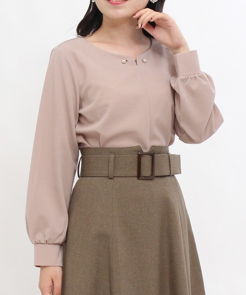 TRUDEA（トルディア）の「ハートネック パールピン付プルオーバーブラウス（シャツ/ブラウス・レディース・ブラック/ブルー/アイボリー/グレイッシュベージュ・LARGE/MEDIUM）」の3枚目の写真